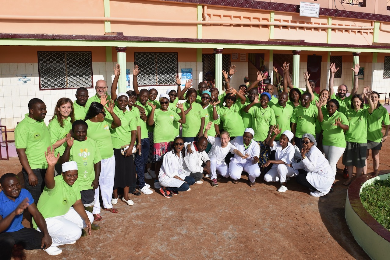 Foto de familia: voluntarios de Recover juntos a los profesionales sanitarios cameruneses