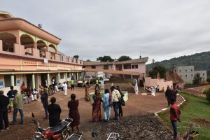 Pacientes a las puertas del Centro Hospitalario Saint Dominique de Djunang