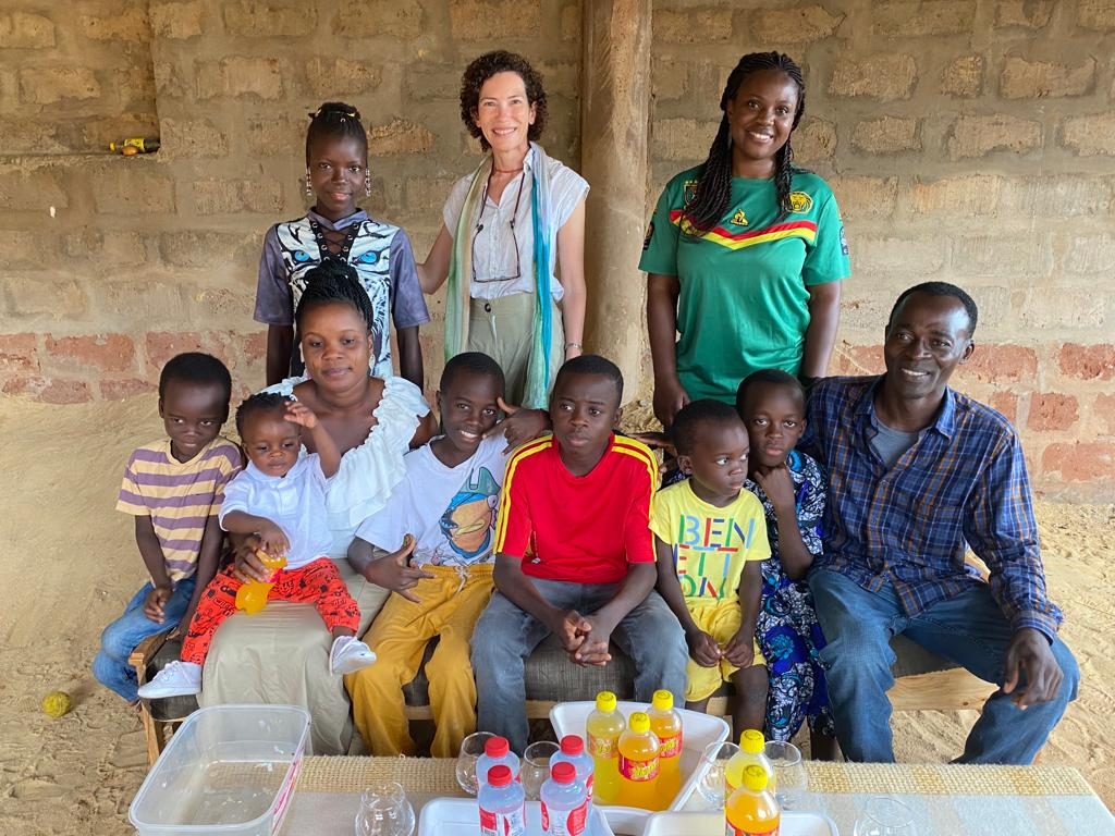 Marta y Emilie junto a Taofik y su familia en Benín.