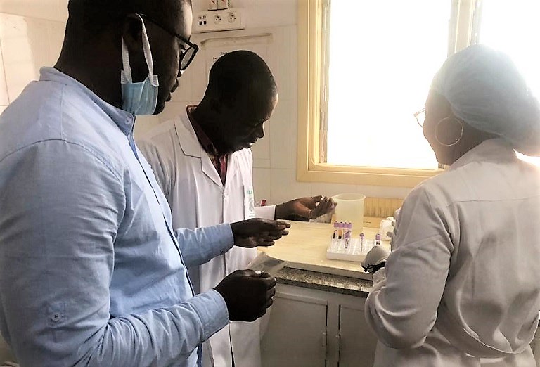 Formación en la utilización de test rápidos en el Centro Médico y Social Walé, Costa de Marfil