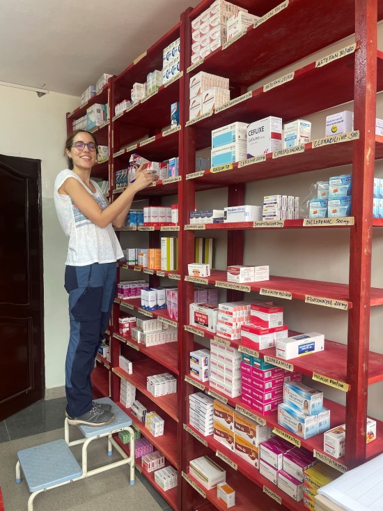 María Gené organizando la farmacia 
