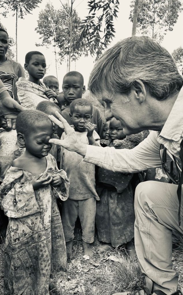 El Dr. Ruiz explora a una niña durante su visita a Burundi